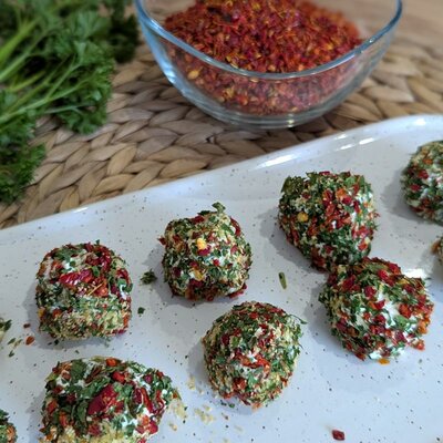fromage-frais-enrobe-de-pepites-de-poivron-rouge-ail-et-persil