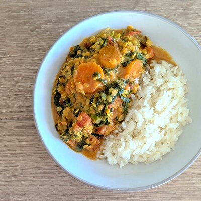 assiette-dahl-de-lentilles-corail-epinard-carottes-et-champignons-avec-du-riz