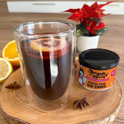 verre-vin-chaud-avec-pot-epice-vin-chaud