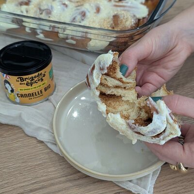 mains-dechire-cinnamon-roll