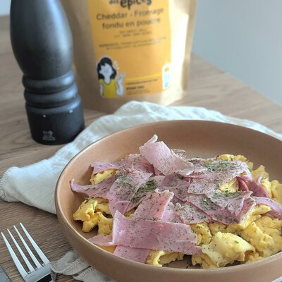 ouefs-brouilles-cheddar-jambon 
