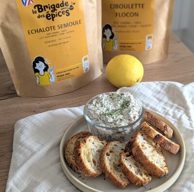 rillettes-thon-pain-grille-sachet-ciboulette-echalote-deshydrate